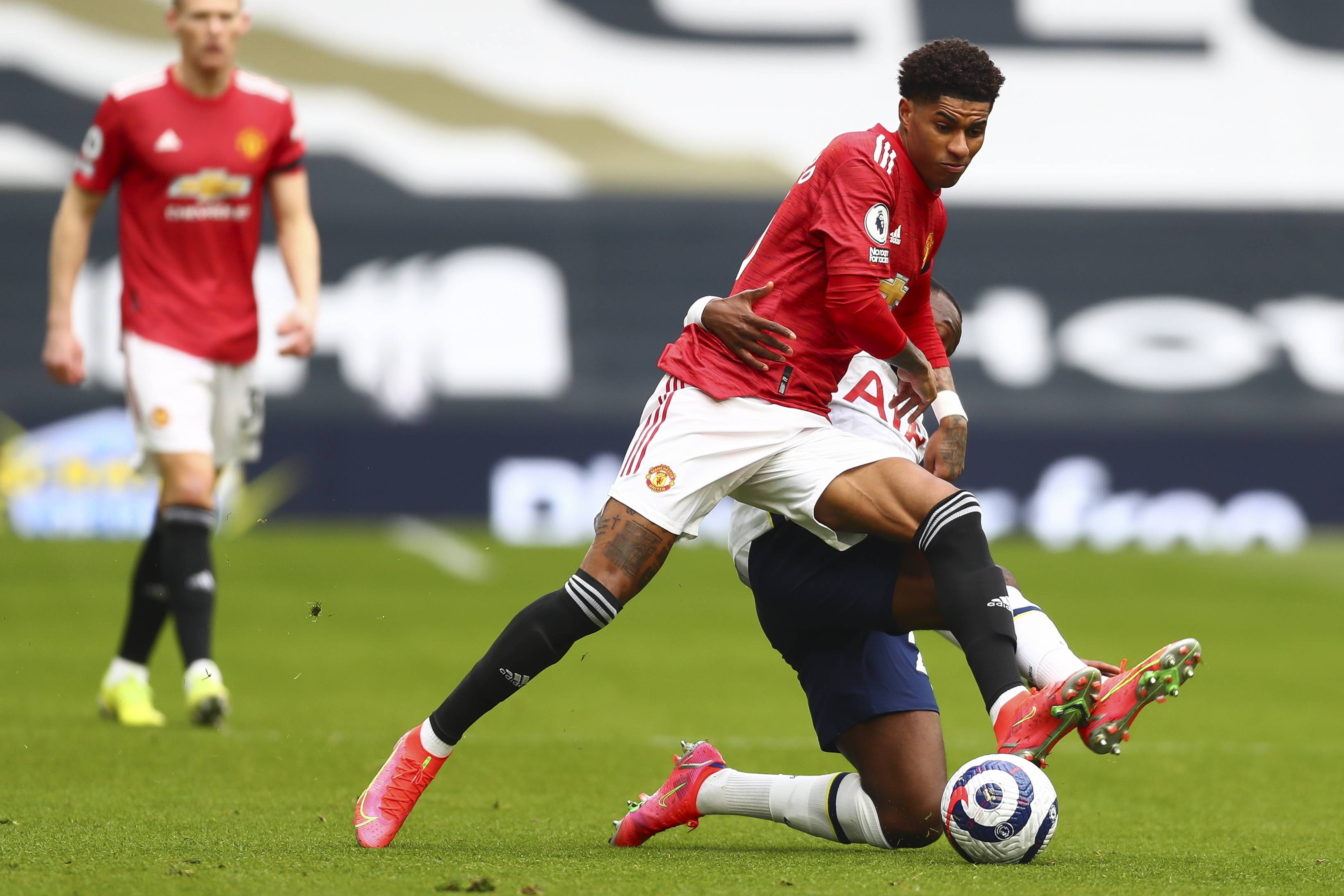 并继续租借 并继续租借